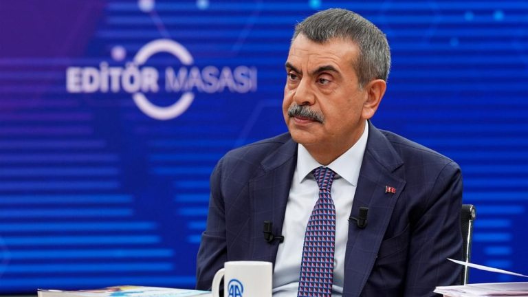 Bakan Tekin: Öğretmenlerimizi cep telefonu konusunda uyardık