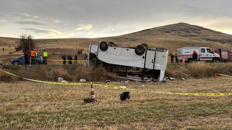 Afyonkarahisar'da işçi servisi devrildi: 28 yaralı