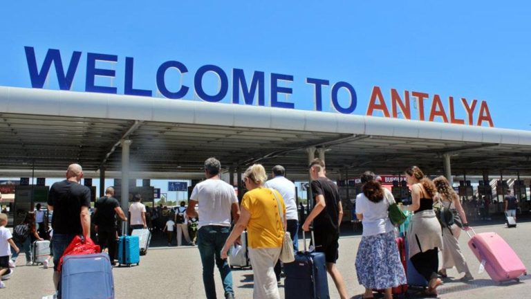 Antalya Havalimanı turizmde zirvede: 5 ayda 21,2 milyon dış hat yolcusu ağırladı