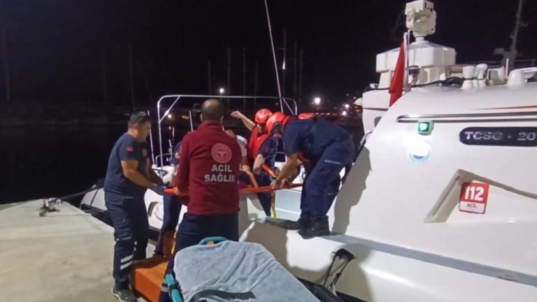 Antalya'da ticari gemide yaralanan kişi tahliye edildi