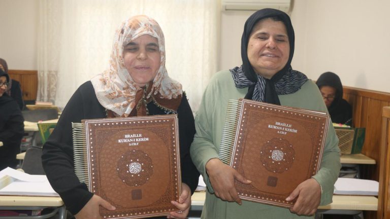 Parmak uçlarıyla Kur'anı Kerim'i birçok kez hatmettiler
