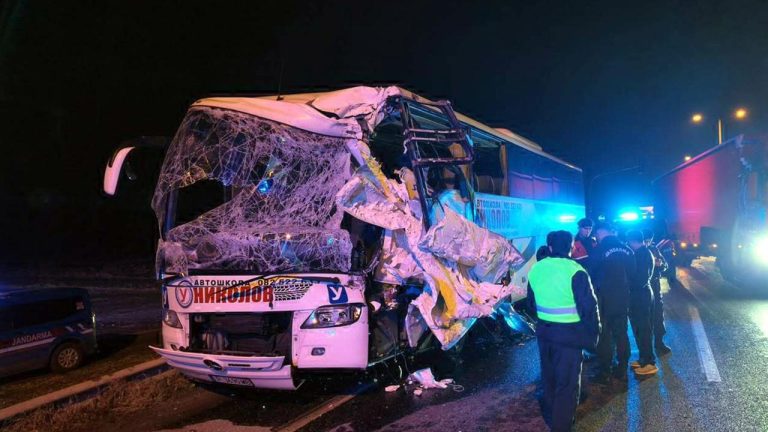 Edirne'de tur otobüsüyle tır çarpıştı: 10 kişi yaralandı