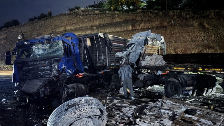 Elazığ'da 3 tır zincirleme kazaya karıştı