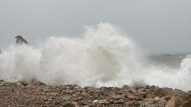 Amasra'da fırtına: Dalga boyu 6 metreye ulaştı