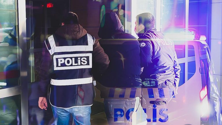 İzmir merkezli FETÖ operasyonu: 21 gözaltı