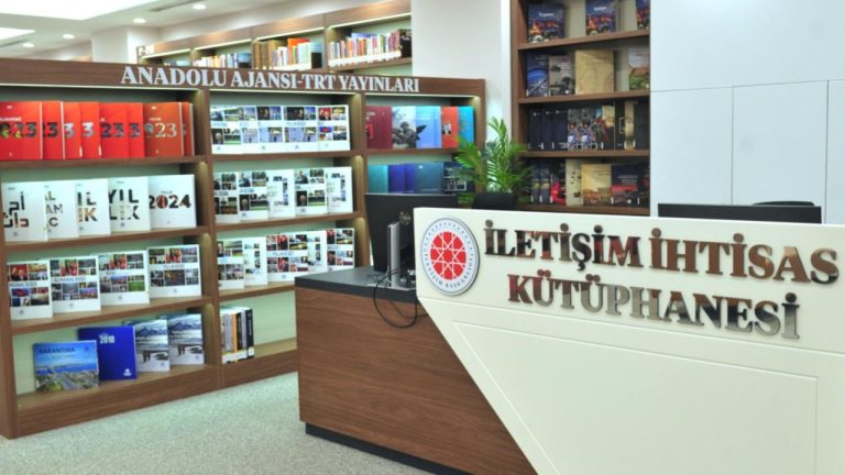İletişim İhtisas Kütüphanesine kurumsal sorumluluk özel ödülü