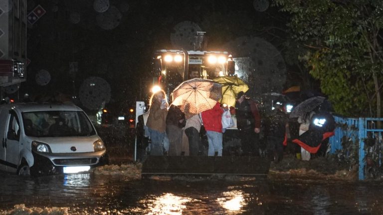 İstanbul'u sağanak vurdu: Yollar göle döndü, araçlar suya gömüldü