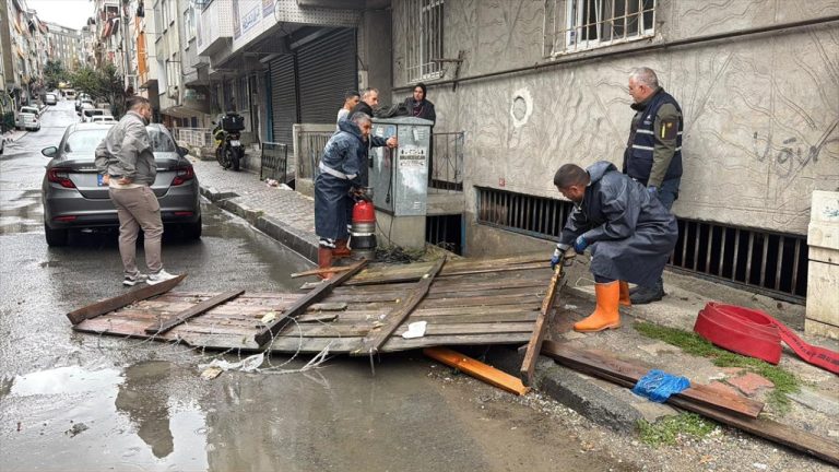 İstanbul'da sağanak hayatı olumsuz etkiledi