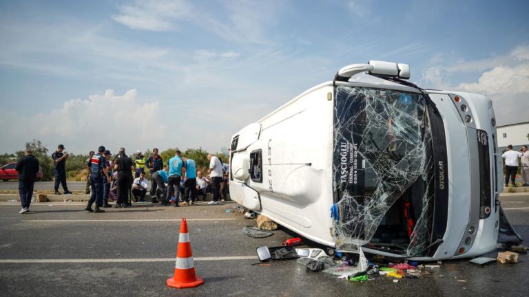 Antalya'da midibüs devrildi: 17 yaralı