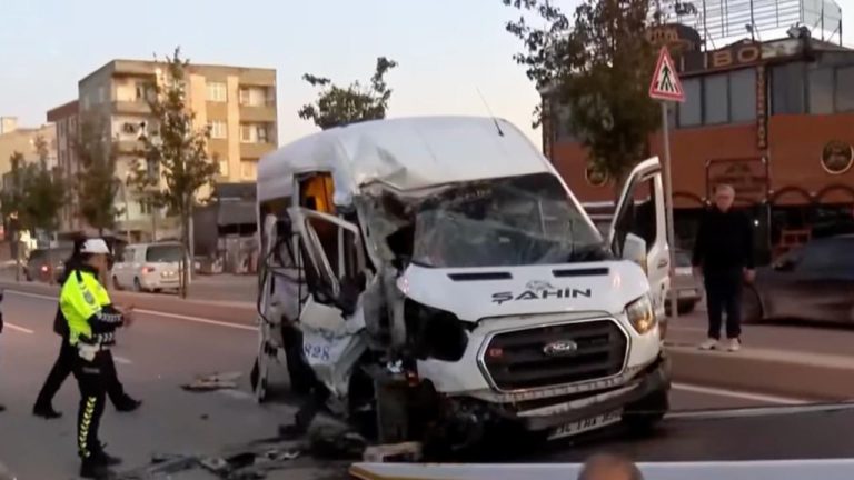 Arnavutköy'de işçi servisi hafriyat kamyonuna çarptı: 9 yaralı