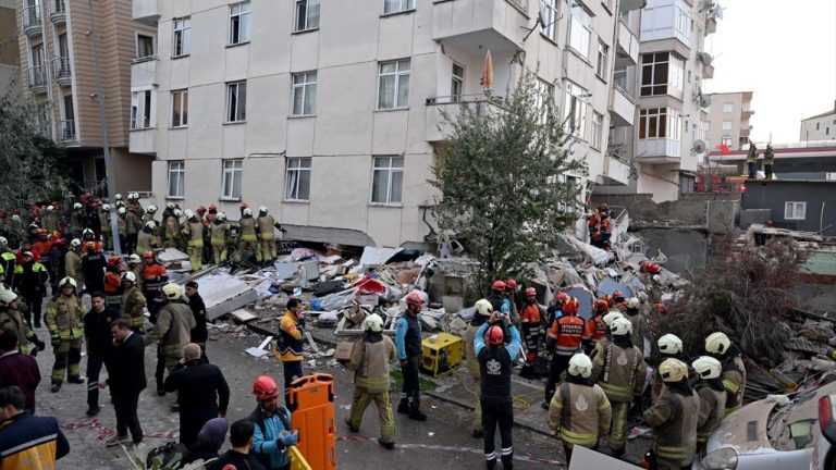 İstanbul'da 7 katlı bina kısmen çöktü