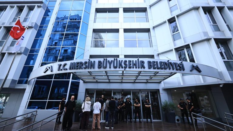 Mersin'de 3 belediyeye yolsuzluk operasyonu