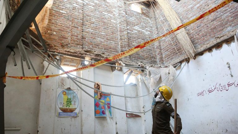 Pakistan'da okulun çatısı çöktü: En az 27 öğrenci hayatını kaybetti
