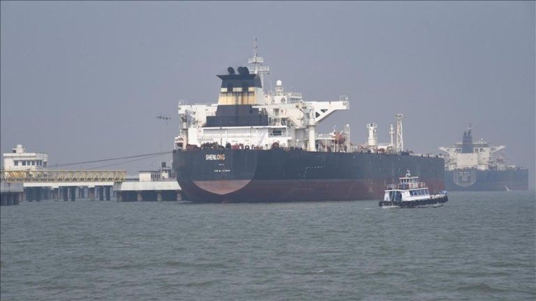 İran Devrim Muhafızları: Hürmüz Boğazı'nda bir petrol tankeri mayına çarptı