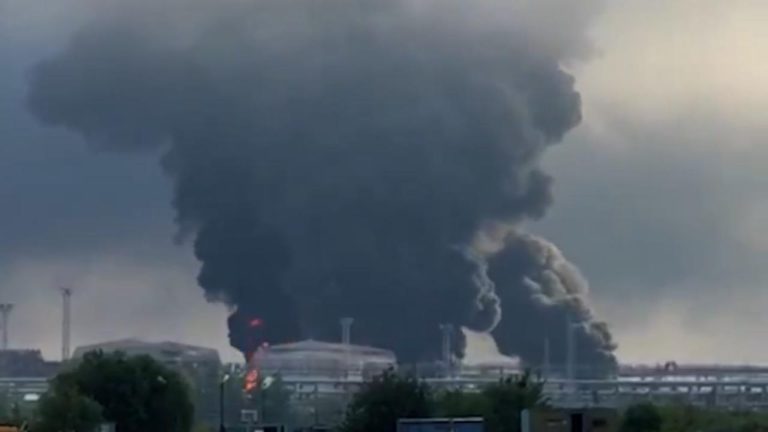 Ukrayna: Rusya'da Omsk Petrol Rafinerisi'ne saldırı düzenledik