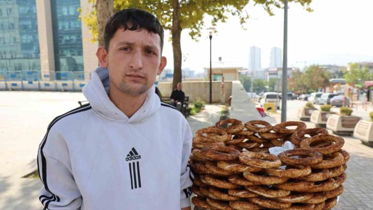 Simit tezgahına not bırakıp KPSS'ye girdi: Ücreti fazlasıyla içerisine bırakmışlardı