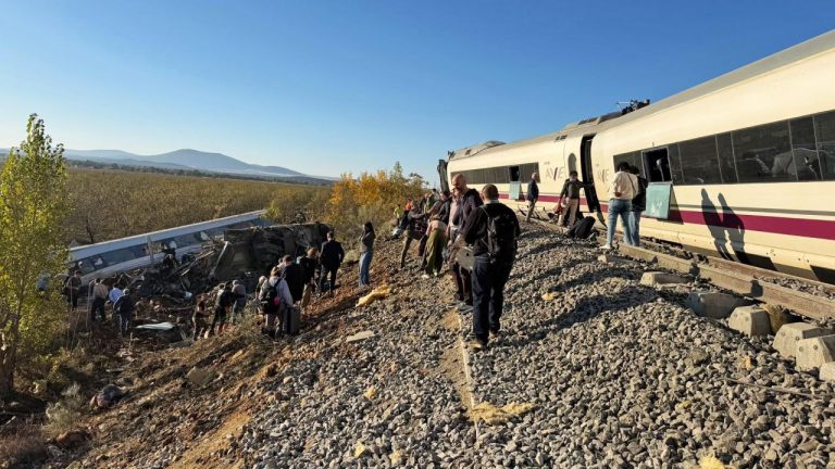 İspanya'daki iki hızlı trenin çarpıştığı kazada ölü sayısı 46'ya yükseldi
