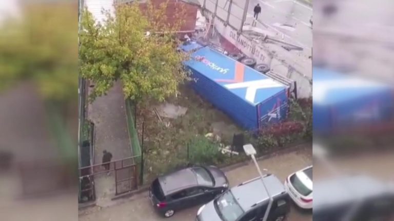 Sultangazi'de iki araca çarpan tır yol kenarına devrildi
