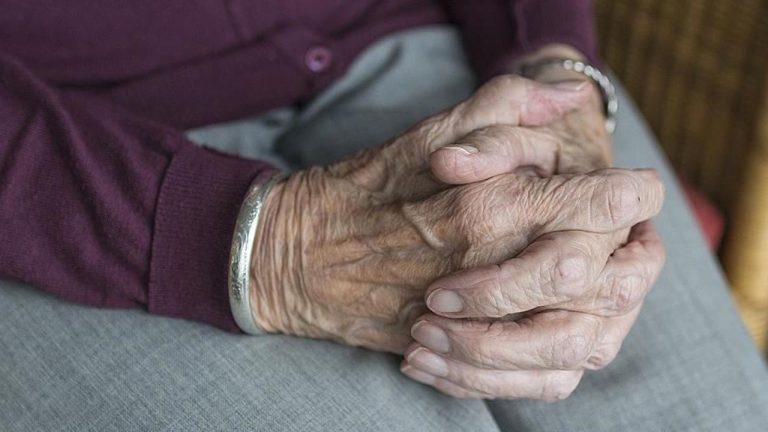 Bilim insanları İtalya'da kadınların olağanüstü uzun yaşadığı küçük bir köy keşfetti