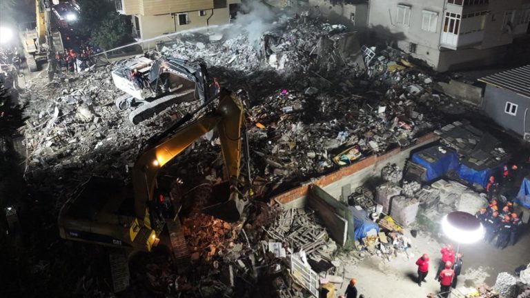 İstanbul'da 7 katlı bina kısmen çöktü: 5 kişi hayatını kaybetti